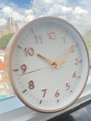 Imagem de Relógio de Parede Redondo Decorativo Branco e Rose Gold 25cm Ponteiro Silencioso Quartz Decoração de Cozinha Sala Quarto Casa ou Escritório