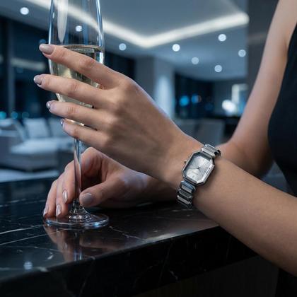 Imagem de Relógio Feminino Prata com Caixa e Pulseira de Aço Inoxidável com Lente Facetada e Resistência à Água Mini Pequeno Luxo Fashion Elegante Quadrado Euro