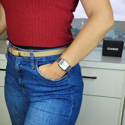 Imagem de Relógio Pulso Casio Unissex Vintage Feminino Masculino Pequeno Quadrado Digital Analógico Prova Dágua 3 ATM Prata AQ-230A + Chaveiro
