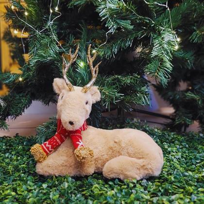 Imagem de Rena Deitada Decorativa Natal Pelúcia Prime Marrom Claro Cachecol 25cm - Master Christmas