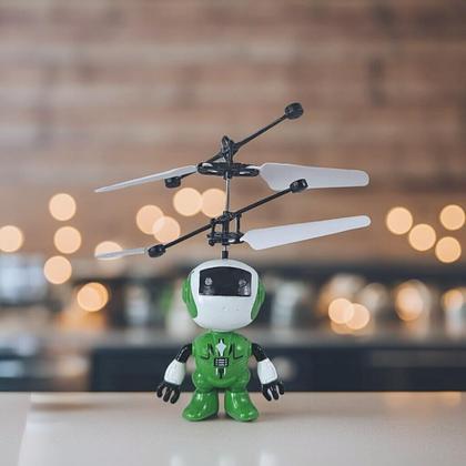 Imagem de Robozinho Verde Brinquedo Voador Sensor De Mão Luz - Castela