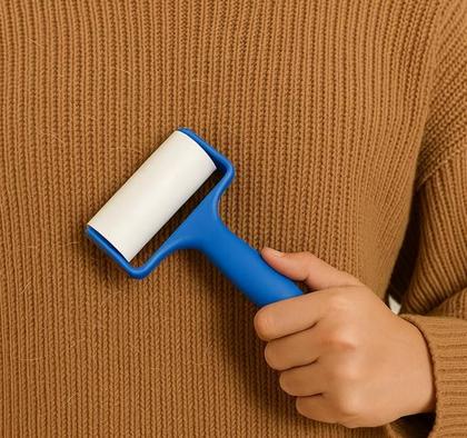 Imagem de Rolo Adesivo Fita Bolinha Tecido Sofá Tapete Tira Remove Fia Pelo Lá Camisa Calça Blusa Casaco Puxa