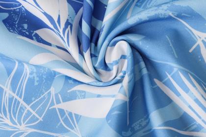 Imagem de Roupas havaianas combinando: pai cromoncente, filho, mãe e filha