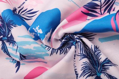 Imagem de Roupas havaianas combinando: pai cromoncente, filho, mãe e filha