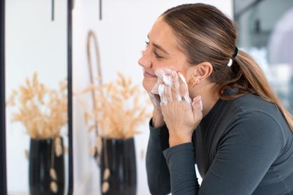 Imagem de Sabonete líquido espumante para rosto e mãos Defense 225 ml com melaleuca