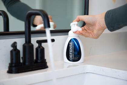 Imagem de Sabonete líquido espumante para rosto e mãos Defense 225 ml com melaleuca