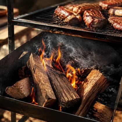 Imagem de Saco de Lenha Eucalipto 8kg para Churrasqueira Forno Lareira e Defumação de Alimentos Premium