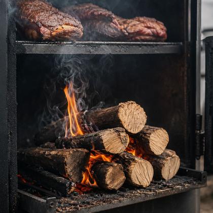 Imagem de Saco de Lenha Laranjeira 20kg para Churrasqueira Defumação Forno Lareira e Costela Premium