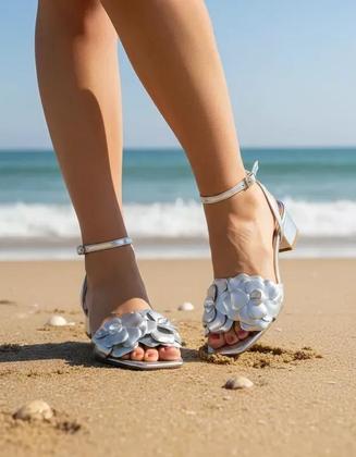 Imagem de Sandália Bico Quadrado LeRUCHEL Flor Salto Baixo Prata