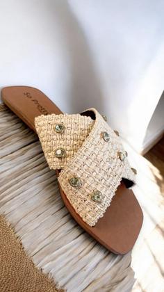 Sandália Chinelo Rasteirinha Rasteira Natural Palha Brilho Strass Tiras Cruzadas Corda Moda Maresia - So Pretty Shoes Imagem de Sandália Chinelo Rasteirinha Rasteira Natural Palha Brilho Strass Tiras Cruzadas Corda Moda Maresia
