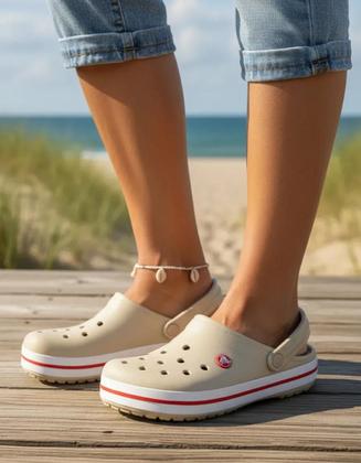 Imagem de Sandália Clog Crocs Crocband Bege