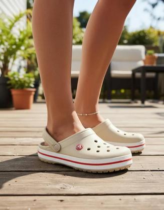 Imagem de Sandália Clog Crocs Crocband Bege