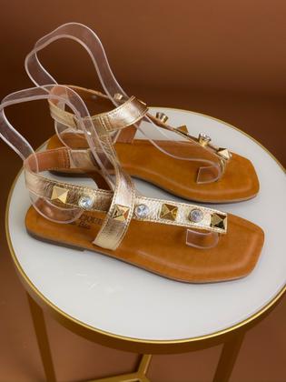 Imagem de Sandalia rasteira de couro com spiker