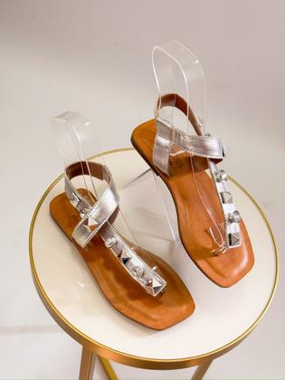 Imagem de Sandalia rasteira de couro com spiker