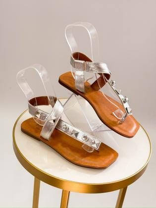 Imagem de Sandalia rasteira de couro com spiker