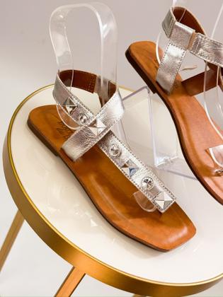 Imagem de Sandalia rasteira de couro com spiker