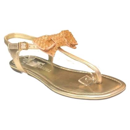 Imagem de Sandália rasteira laço dourada loucos e santos l10133013