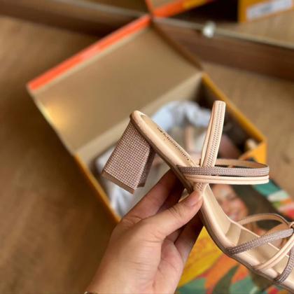 Imagem de Sandália Salto Grosso Com Strass Feminina Mississipi