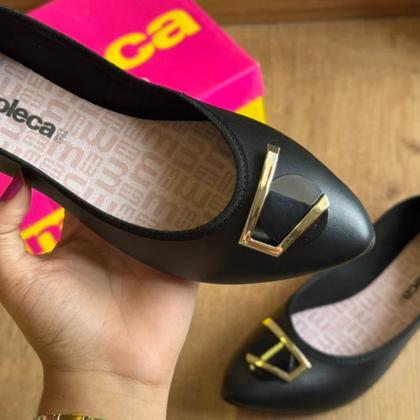 Imagem de Sapatilha Feminina Moleca Bico Fino Detalhes Dourado Preta