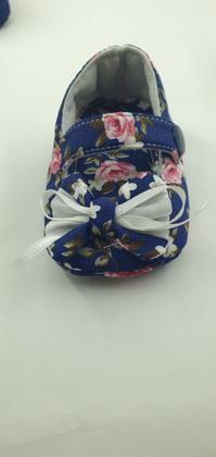 Imagem de Sapatinhos De Tecido Azul Com Laço De Fita Para Bebê