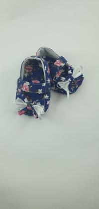 Imagem de Sapatinhos De Tecido Azul Com Laço De Fita Para Bebê