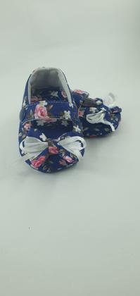 Imagem de Sapatinhos De Tecido Azul Com Laço De Fita Para Bebê