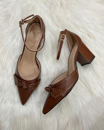 Imagem de Sapato em Couro com Salto Bloco e Bico Fino com Laço - Solis Brasil (Parô) - Marrom