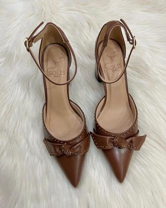Imagem de Sapato em Couro com Salto Bloco e Bico Fino com Laço - Solis Brasil (Parô) - Marrom
