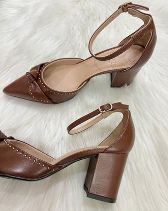 Imagem de Sapato em Couro com Salto Bloco e Bico Fino com Laço - Solis Brasil (Parô) - Marrom