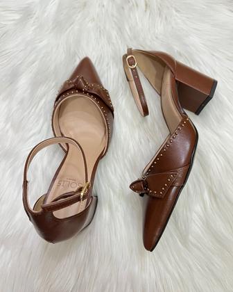 Imagem de Sapato em Couro com Salto Bloco e Bico Fino com Laço - Solis Brasil (Parô) - Marrom