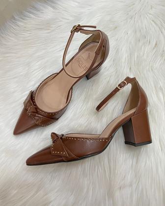 Imagem de Sapato em Couro com Salto Bloco e Bico Fino com Laço - Solis Brasil (Parô) - Marrom