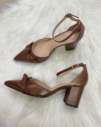 Imagem de Sapato em Couro com Salto Bloco e Bico Fino com Laço - Solis Brasil (Parô) - Marrom