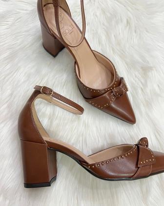 Imagem de Sapato em Couro com Salto Bloco e Bico Fino com Laço - Solis Brasil (Parô) - Marrom