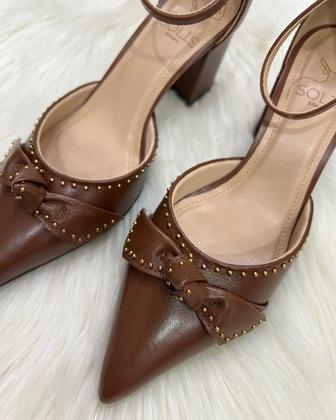 Imagem de Sapato em Couro com Salto Bloco e Bico Fino com Laço - Solis Brasil (Parô) - Marrom