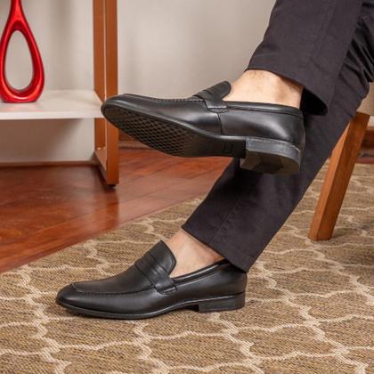 Imagem de Sapato Social Masculino Loafer em Couro Legitimo Preto Sem Cadarço Fechado Calce Fácil Diplomata Berganno