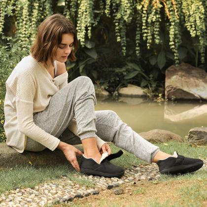 Imagem de Sapatos domésticos Zizor Ivy femininos pretos tamanho 9 com alça ajustável