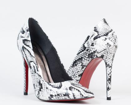 Imagem de Scarpin Clássico em Couro Verniz Cobra Multicolor CHIBINSKI