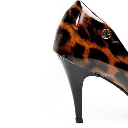 Imagem de scarpin feminino salto alto fino verniz onça  confort  valle shoes