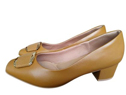 Imagem de Scarpin Usaflex Couro Tan Salto Bloco Enfeite Dourado