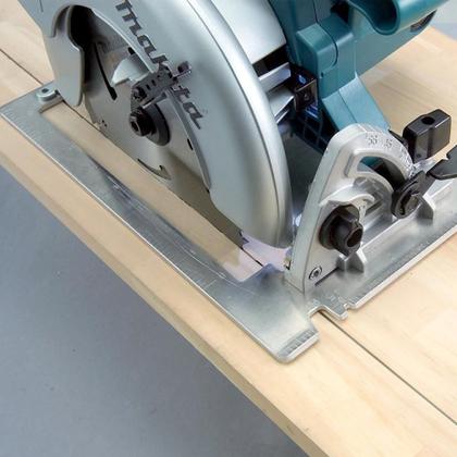 Imagem de Serra circular para madeira 7.1/4" 1800 watts com disco de 24 dentes - 5007N - Makita