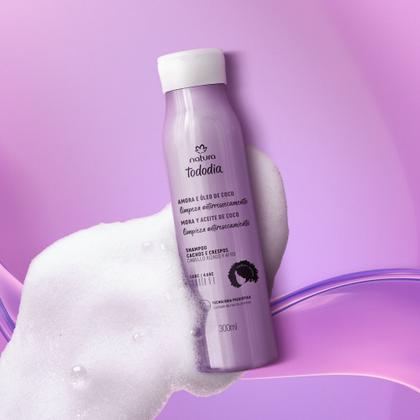 Imagem de Shampoo Tododia Cachos e Crespos Amora e Coco  Limpa sem Ressecar, Sem Sulfato, Hidratante