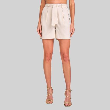 Imagem de Short Alfaiataria Feminino com Cinto e Pregas Lado Avesso