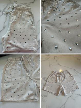Imagem de Short Feminino Sarja Bege Claro Detalhe Plaquinha Prata Tachas Rebites Chapinha Prateados Cintura Alta Elástico e Cordão