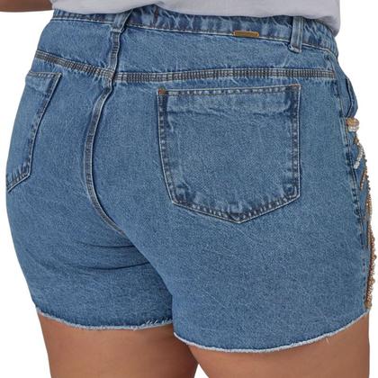 Imagem de Short Jeans Feminino Com  Bordado Manual Em Pérolas E Espelhos Dourado.