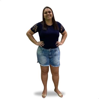 Imagem de Short Jeans Lavagem Clara Plus Size Feminina Look P/ Verão