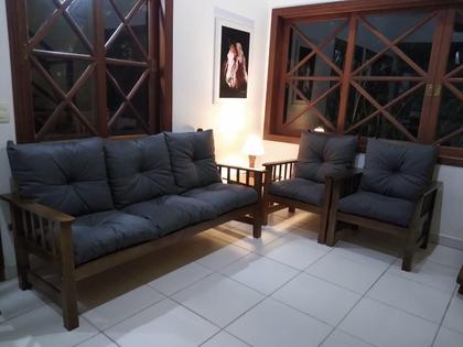 Imagem de Sofá Cancún 3 Lugares de Madeira C/ lmofadas Cinza Escuro