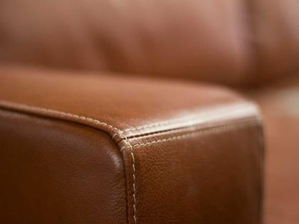 Imagem de Sofá de Couro Canto Marrocos 3 lugares com Chaise Direita Conhaque com Brilho - Mempra Design