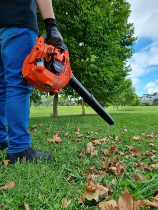 Imagem de Soprador a Gasolina Assoprador de Folhas e Resíduos Lateral Portátil Leve e Potente 26cc 0,9HP Carbon Fak