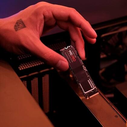 Imagem de SSD Samsung 990 PRO, 1TB, M.2 2280, PCIe 4.0 x4, NVMe, Leitura: 7450 MB/s, Gravação: 6900 MB/s - MZ-V9P1T0B/AM