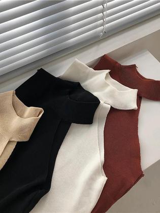 Imagem de Suéter Feminino de Malha com Ombro de Fora - Sem Mangas, Gola Alta, Preto, Branco e Bege